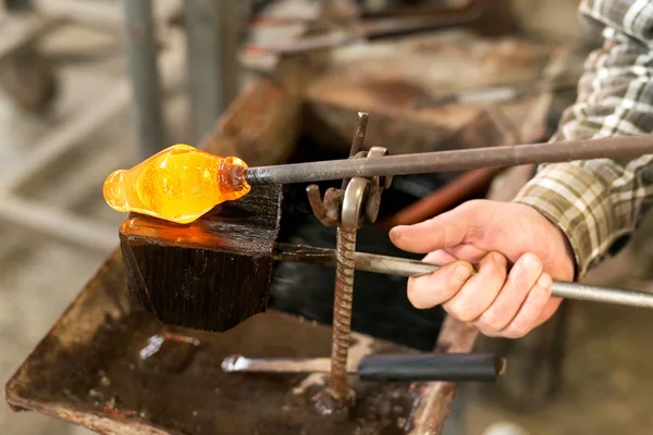 Handgemaakte cijfers van gesmolten glas — Stockfoto