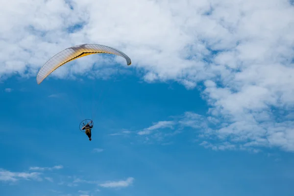 Gleitschirmfliegen bei blauem Himmel — Stockfoto