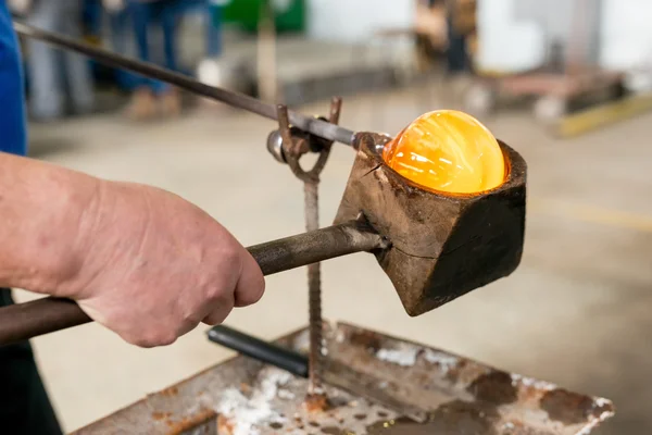 Handgefertigte Figuren aus geschmolzenem Glas — Stockfoto