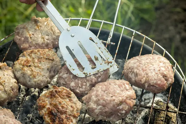 Barbecue in de natuur. Bakken op houtskool gehaktballen — Stockfoto