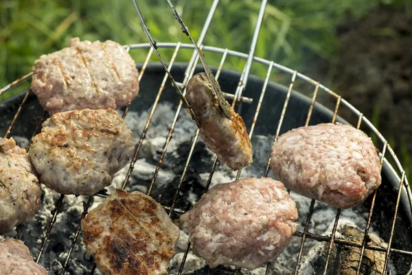 Grill i naturen. Bakning köttbullar på kol — Stockfoto