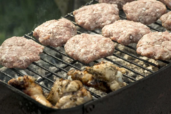 Churrasco na natureza. Almôndegas de cozimento em carvão vegetal — Fotografia de Stock