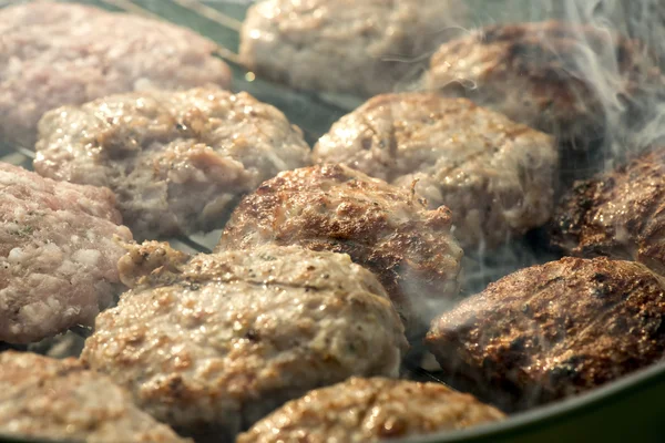 Grillen in der Natur. Hackbällchen auf Holzkohle backen — Stockfoto