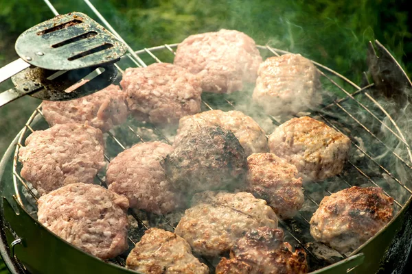 Grill i naturen. Bakning köttbullar på kol — Stockfoto