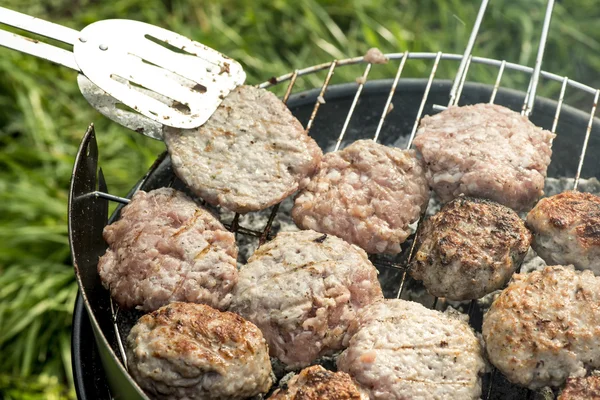 Grill i naturen. Bakning köttbullar på kol — Stockfoto