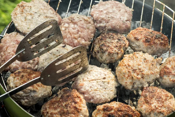 Barbecue in de natuur. Bakken op houtskool gehaktballen — Stockfoto
