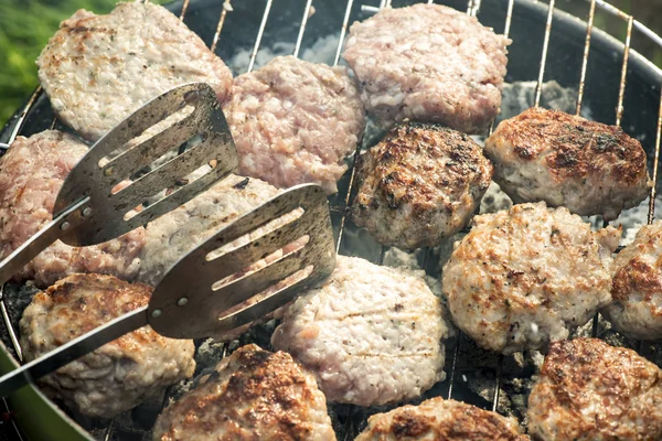 Grill i naturen. Bakning köttbullar på kol — Stockfoto