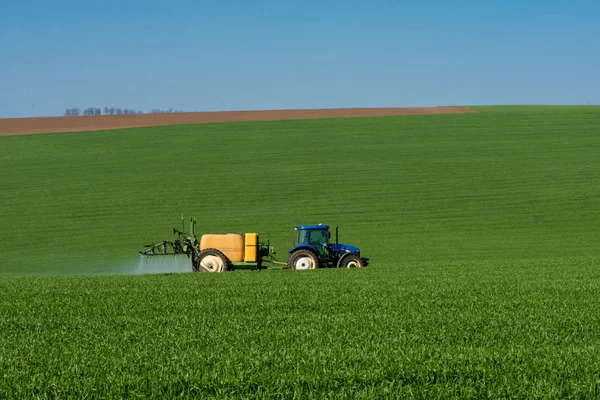 Pesticid postřikující traktor na poli pšenice — Stock fotografie