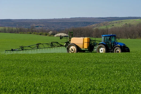 Pesticid postřikující traktor na poli pšenice — Stock fotografie