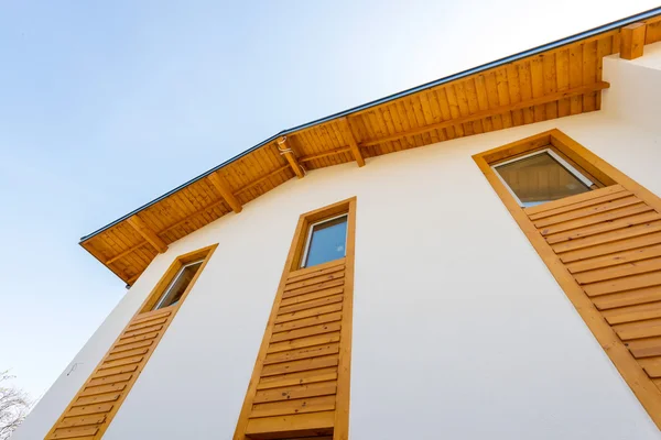 Casa de madera nueva sin brillo — Foto de Stock