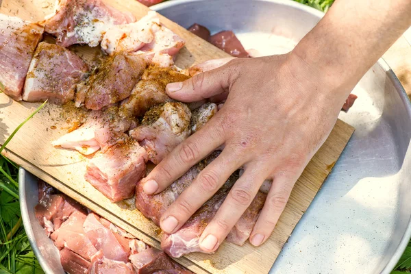 Préparation de brochettes de viande pour barbecue — Photo