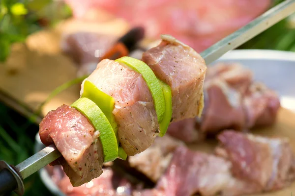 Preparação de espetos de carne para churrasco — Fotografia de Stock