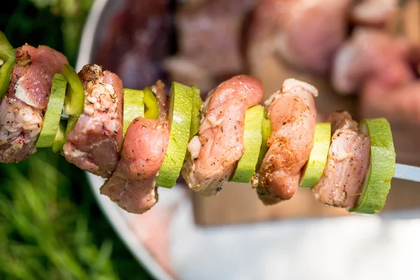 Příprava maso špízy na grilování — Stock fotografie