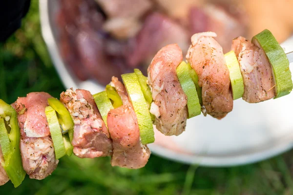 Příprava maso špízy na grilování — Stock fotografie