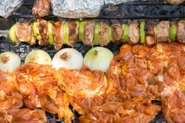 Taze et ve sebzeler ızgarada hazır..