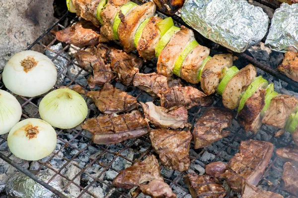 Taze et ve sebzeler ızgarada hazır.. — Stok fotoğraf