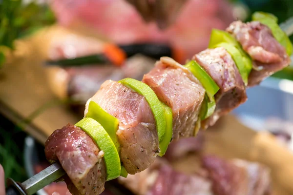 バーベキューの肉の串焼きの準備 — ストック写真