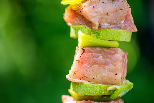 Beredning av kött spett för barbeque — Stockfoto