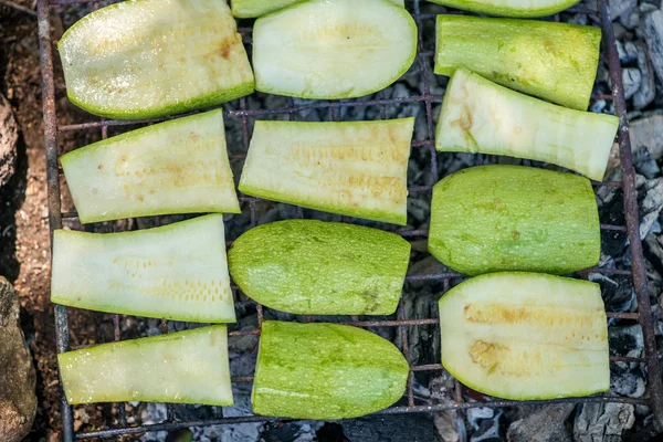 Barbekü üzerinde ızgara kabak — Stok fotoğraf