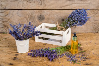 Eflatun eski rustik ahşap masa natürmort