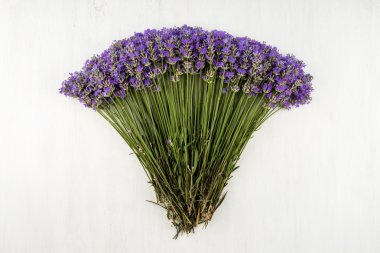 çerçeve Beyaz ahşap zemin üzerinde lavanta