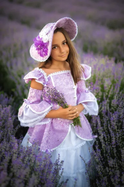 라벤더의 분야에 있는 어린 소녀 — 스톡 사진