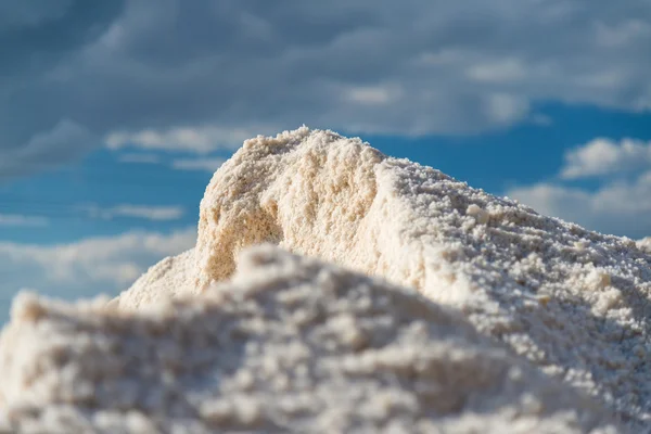 Pilha de sal em salinas — Fotografia de Stock