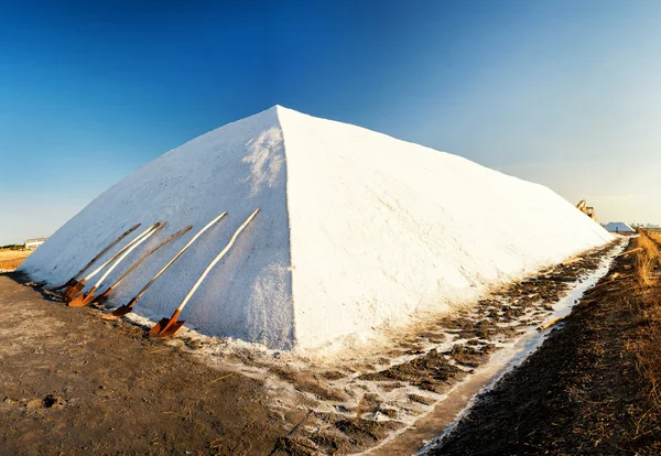 Pilha de sal em salinas — Fotografia de Stock