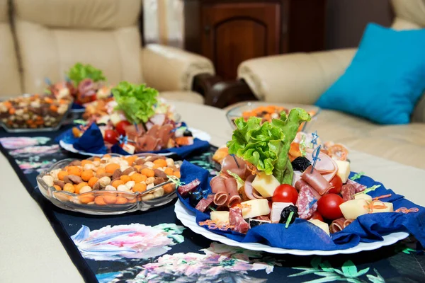 응접실의 뷔페요 테이블 원숭이에 제빵사 서비스 음식을 요리하고 종류의 살라미 — 스톡 사진