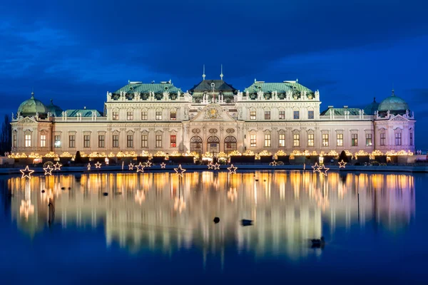 Schloss Belvedere mit Christkindlmarkt in Wien, Österreich — Stockfoto