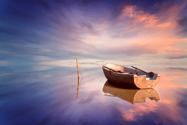 Bateau solitaire et coucher de soleil incroyable à la mer — Photo