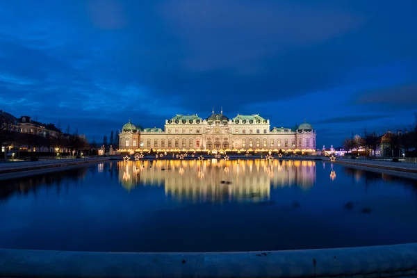Pałac belvedere z Jarmark Bożonarodzeniowy w Wiedniu, austria — Zdjęcie stockowe