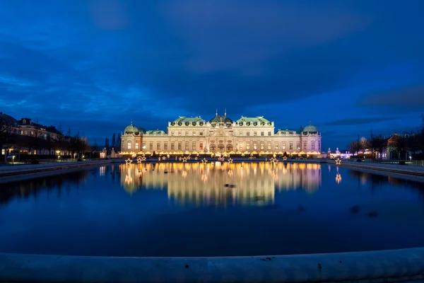 Palace Belvedere com Mercado de Natal em Viena, Áustria — Fotografia de Stock