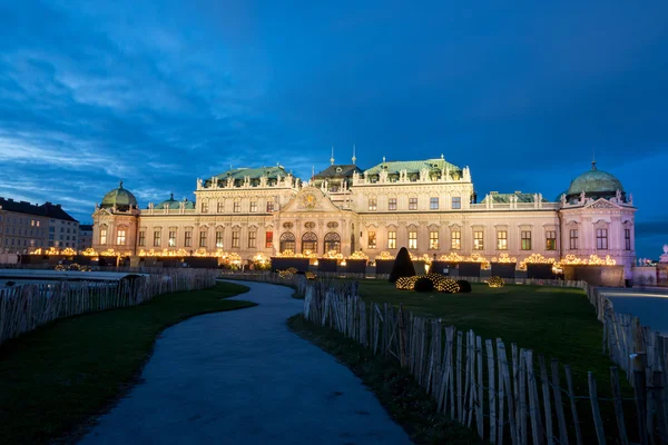 Schloss Belvedere mit Christkindlmarkt in Wien, Österreich — Stockfoto