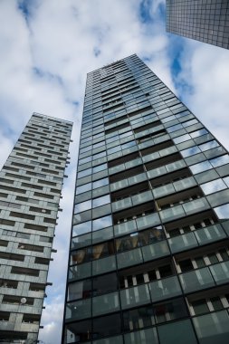 Cam ve çelik yüksek modern binalar
