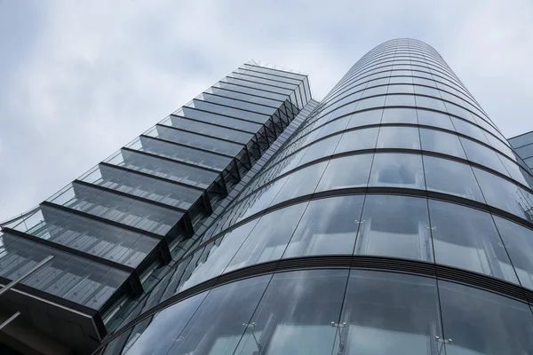 ガラスとスチールのモダンな高層のビル — ストック写真