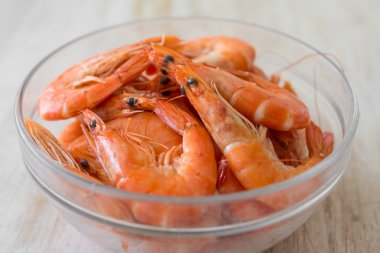 bir cam tabak - seçici odak içinde haşlanmış karides