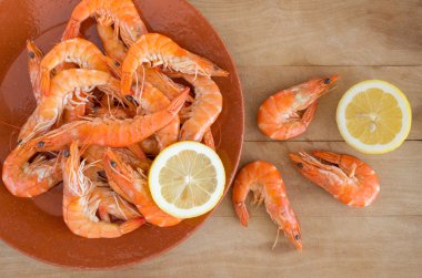 mutfak tahtada düzenlenmiş limon ile haşlanmış karides