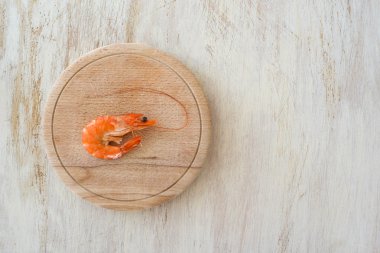 kompozisyon yazma alanının bir mutfak masasında - bir karides ile