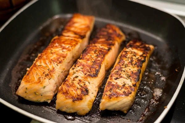 Filles frescas de salmón asadas en una sartén — Foto de Stock