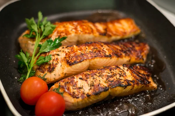 Filles frescas de salmón asadas en una sartén — Foto de Stock