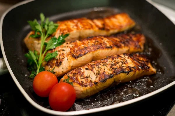 Filles frescas de salmón asadas en una sartén — Foto de Stock