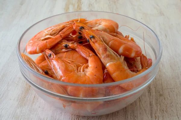 Camarones cocidos en un plato de vidrio —  Fotos de Stock