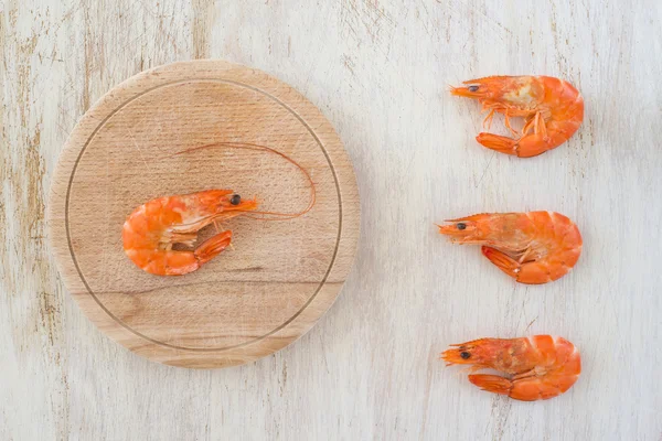 Compositie met grijze garnalen op een keukentafel - schrijfruimte — Stockfoto