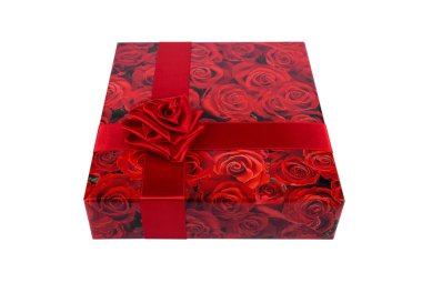 kutusu ile kurdele beyaz zemin üzerine kırmızı gül hediye
