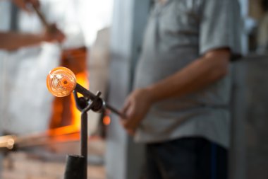 Erimiş cam el yapımı rakamlar