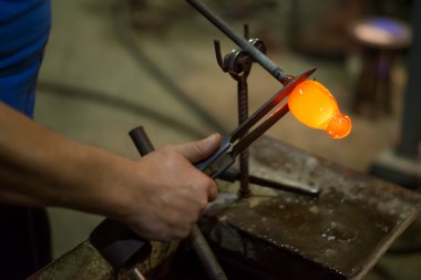 Erimiş cam el yapımı rakamlar