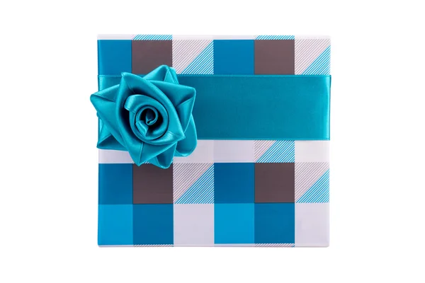 Scatola regalo blu-grigio con nastro legato come una rosa su sfondo bianco — Foto Stock
