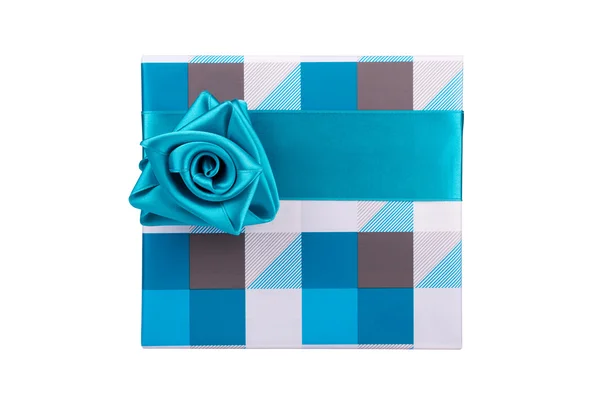 Scatola regalo blu-grigio con nastro legato come una rosa su sfondo bianco — Foto Stock