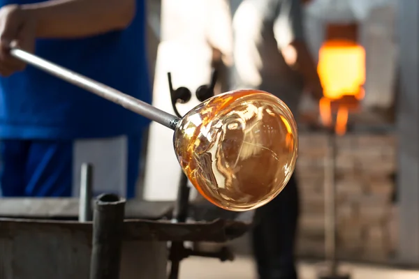 Handgjorda figurer av smält glas — Stockfoto